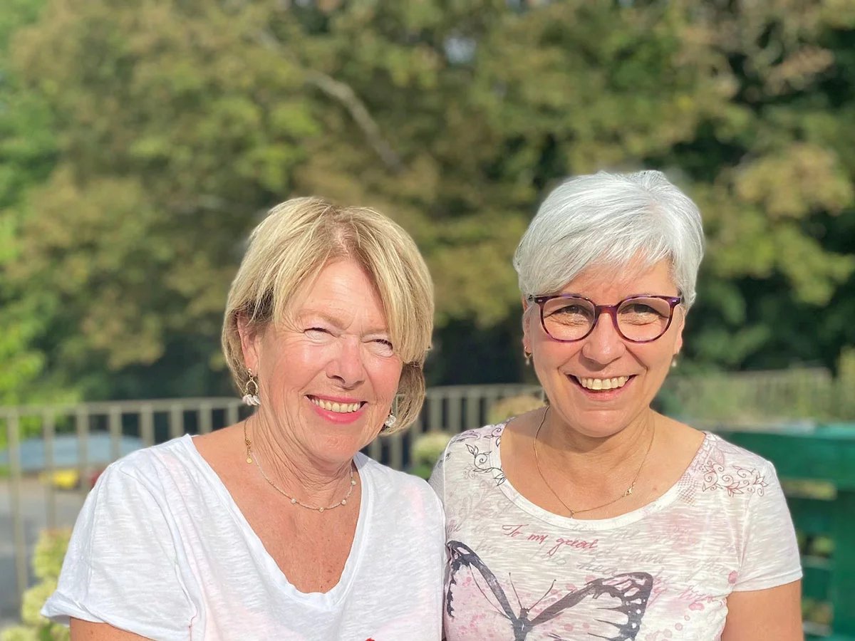 Les animatrices du Café-deuil, souriantes en extérieur